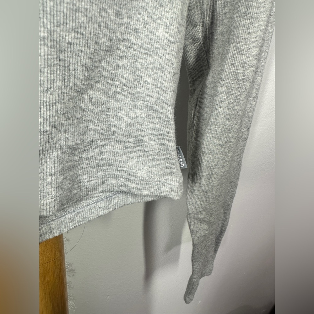 TNA Aritzia Grey Ribbed Cropped Long Sleeve Top sz M - Picture 3 of 6